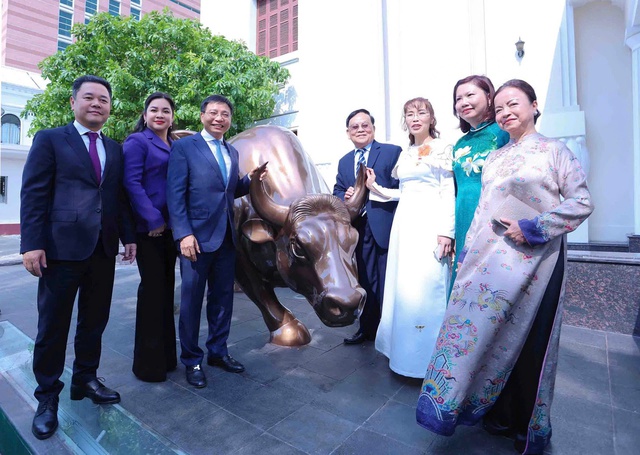 Tỉ phú Nguyễn Thị Phương Thảo xuất hiện tại lễ đánh cồng khai xuân chứng khoán - Ảnh 1.