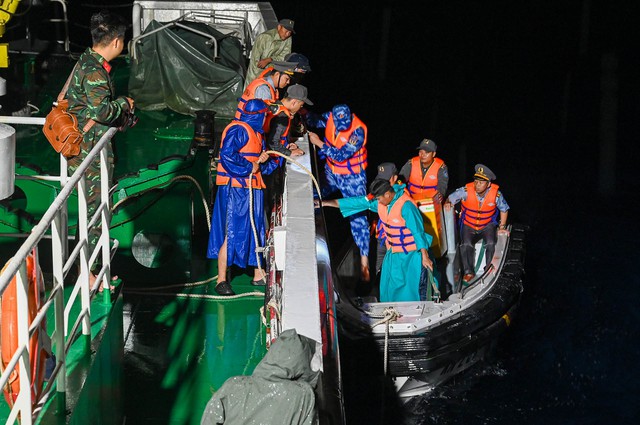 Cử tri Tàu CSB 6008 bỏ phiếu bầu cử ngay trên biển - Ảnh 1.