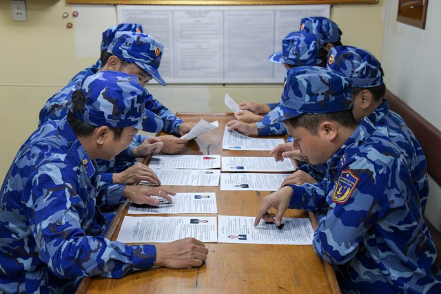 Cử tri Tàu CSB 6008 bỏ phiếu bầu cử ngay trên biển - Ảnh 2.