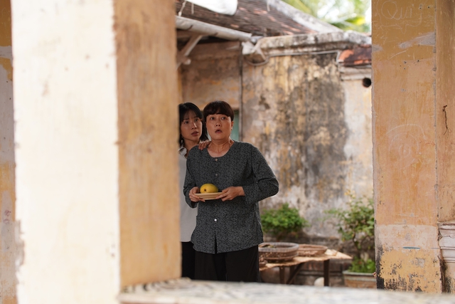 Khả Như và đại gia đình đối mặt lời nguyền xưởng vải - Ảnh 10.