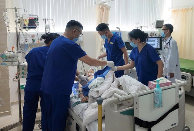 Vinmec Nha Trang cứu bệnh nhân nước ngoài cao tuổi sốc tim, nguy cơ đột tử cận kề - Ảnh 1.