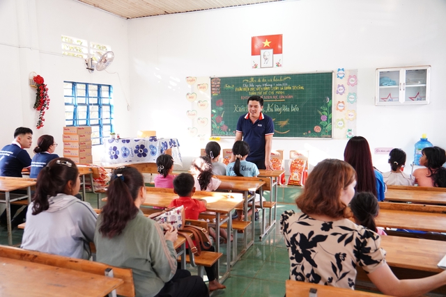 Ấm áp chương trình "Xuân Biên phòng - Ấm lòng Dân bản" của sinh viên TPHCM - Ảnh 4.