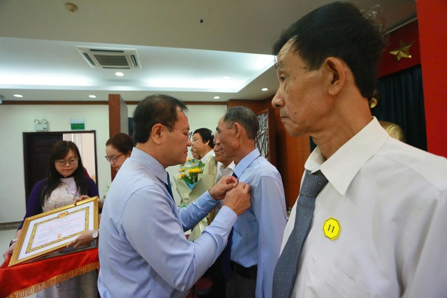 Đảng bộ UBND TPHCM trao Huy hiệu Đảng cho 45 đảng viên - Ảnh 2.