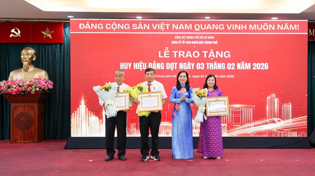 Đảng bộ UBND TPHCM trao Huy hiệu Đảng cho 45 đảng viên - Ảnh 1.