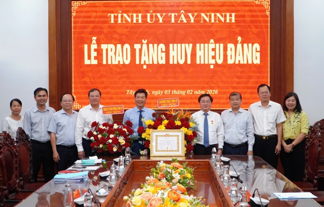 Bí thư tỉnh ủy Tây Ninh nhận Huy hiệu 30 năm tuổi Đảng đầy xúc động - Ảnh 3.