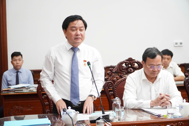 Bí thư tỉnh ủy Tây Ninh nhận Huy hiệu 30 năm tuổi Đảng đầy xúc động - Ảnh 2.