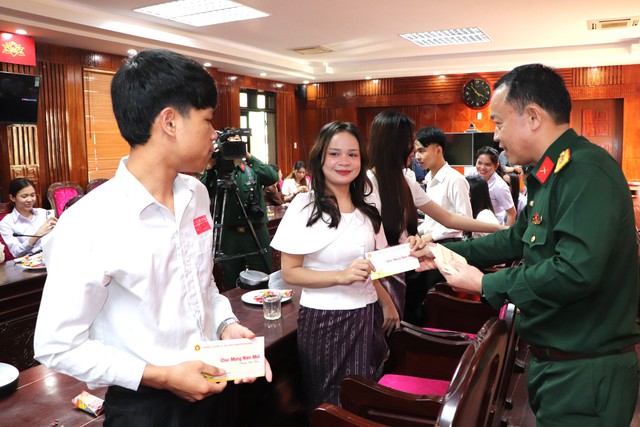 Bộ Chỉ huy Quân sự TP Đà Nẵng tặng quà cho sinh viên Lào - Ảnh 1.