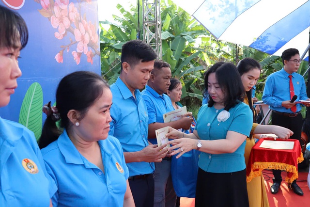 LĐLĐ TP Cần Thơ tặng 20.000 suất quà Tết đến đoàn viên, người lao động - Ảnh 3.