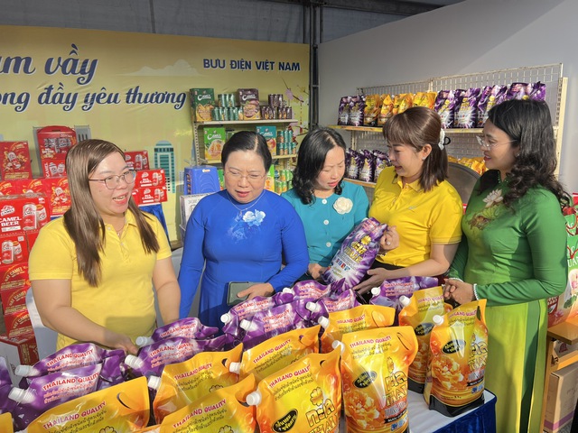 LĐLĐ TP Cần Thơ tặng 20.000 suất quà Tết đến đoàn viên, người lao động - Ảnh 7.