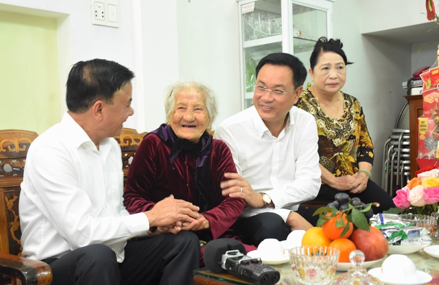 Thường trực Ban Bí thư Trần Cẩm Tú thăm Đà Nẵng , chúc Tết 2026 cho người dân - Ảnh 2. Thường trực Ban Bí thư Trần Cẩm Tú thăm Đà Nẵng , chúc Tết 2026 cho người dân - Ảnh 2.