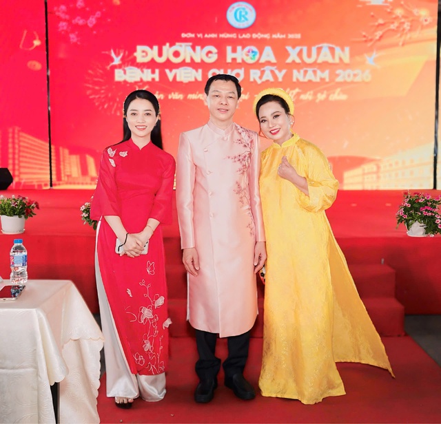 Bác sĩ khoe sắc áo dài tại Đường hoa bệnh viện - Ảnh 1.