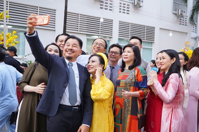 Bác sĩ khoe sắc áo dài tại Đường hoa bệnh viện - Ảnh 2.