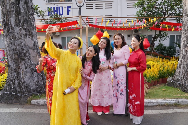 Bác sĩ khoe sắc áo dài tại Đường hoa bệnh viện - Ảnh 4.