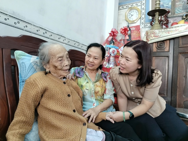 Phó bí thư thường trực Thành ủy Thành phố Lê Quốc Phong thăm Mẹ Việt Nam Anh hùng và trẻ em khó khăn - Ảnh 2.
