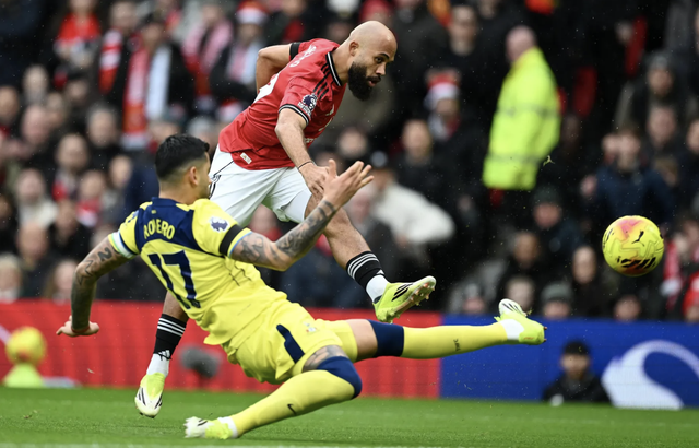 Quật ngã Tottenham, Man United bay cao Top 4 Ngoại hạng - Ảnh 2.