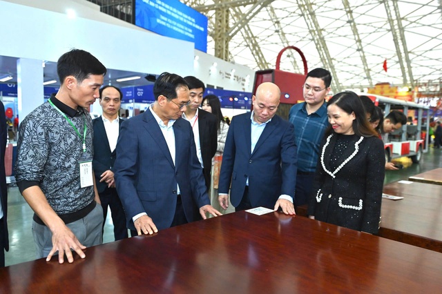 Phản gỗ Cẩm Lai ng&agrave;n năm tuổi gi&aacute; trị h&agrave;ng tỉ đồng tại Hội chợ M&ugrave;a Xu&acirc;n 2026 - Ảnh 2.