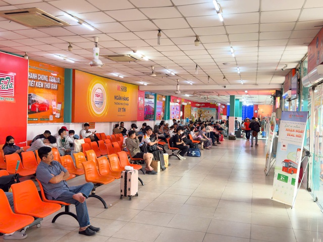 Bến xe TPHCM tấp nập ng&agrave;y 21 th&aacute;ng Chạp, người d&acirc;n hối hả về qu&ecirc; đ&oacute;n Tết sớm - Ảnh 4.