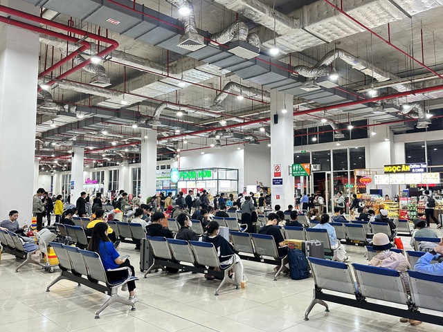 Bến xe TPHCM tấp nập ng&agrave;y 21 th&aacute;ng Chạp, người d&acirc;n hối hả về qu&ecirc; đ&oacute;n Tết sớm - Ảnh 9.