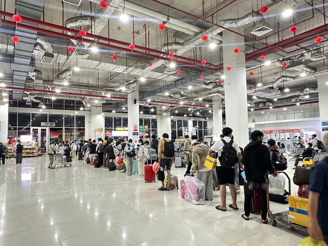 Bến xe TPHCM tấp nập ng&agrave;y 21 th&aacute;ng Chạp, người d&acirc;n hối hả về qu&ecirc; đ&oacute;n Tết sớm - Ảnh 8.