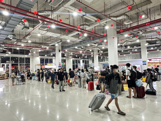 Bến xe TPHCM tấp nập ng&agrave;y 21 th&aacute;ng Chạp, người d&acirc;n hối hả về qu&ecirc; đ&oacute;n Tết sớm - Ảnh 10.