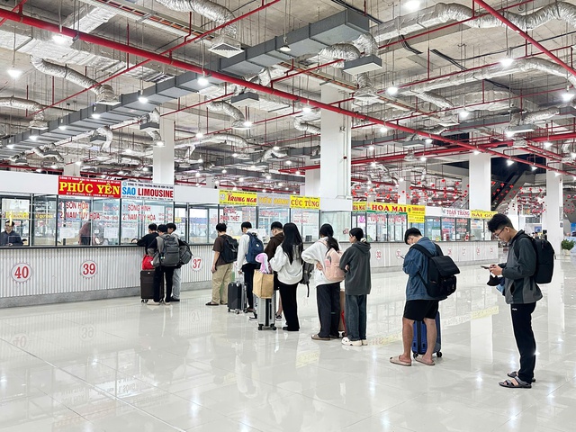 Bến xe TPHCM tấp nập ng&agrave;y 21 th&aacute;ng Chạp, người d&acirc;n hối hả về qu&ecirc; đ&oacute;n Tết sớm - Ảnh 3.