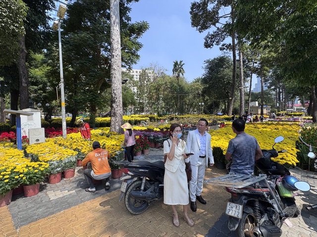 Kh&ocirc;ng kh&iacute; chợ hoa Tết ở TPHCM s&ocirc;i động trước ng&agrave;y khai trương 2026 - Ảnh 1.