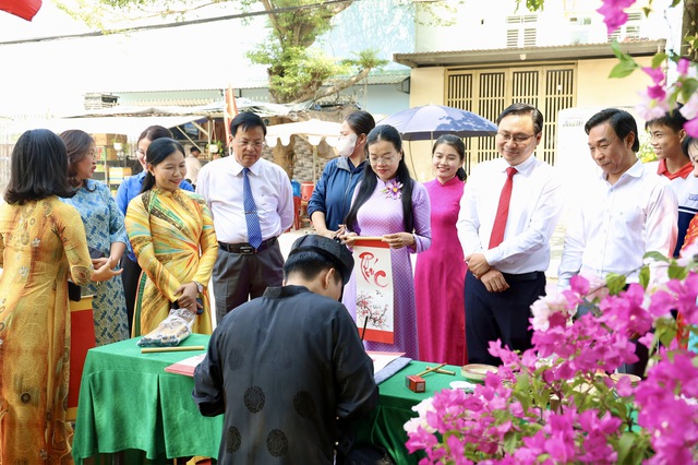 Khai mạc Đường hoa Mai v&agrave;ng B&igrave;nh Lợi: T&ocirc;n vinh l&agrave;ng nghề giữa l&ograve;ng đ&ocirc; thị - Ảnh 10.