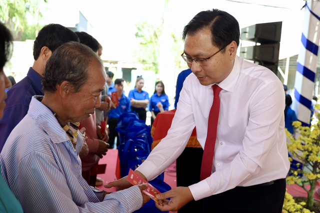 Khai mạc Đường hoa Mai v&agrave;ng B&igrave;nh Lợi: T&ocirc;n vinh l&agrave;ng nghề giữa l&ograve;ng đ&ocirc; thị - Ảnh 8.