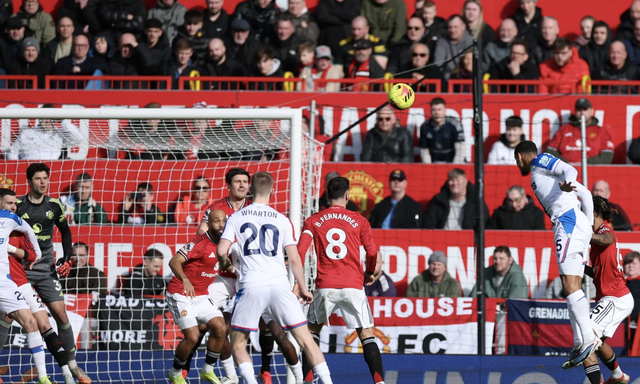 Man United ngược dòng hạ Crystal Palace, Carrick lập cột mốc lịch sử - Ảnh 1.