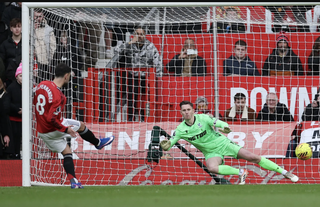 Man United ngược dòng hạ Crystal Palace, Carrick lập cột mốc lịch sử - Ảnh 4.