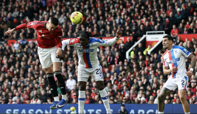 Man United ngược dòng hạ Crystal Palace, Carrick lập cột mốc lịch sử - Ảnh 5.