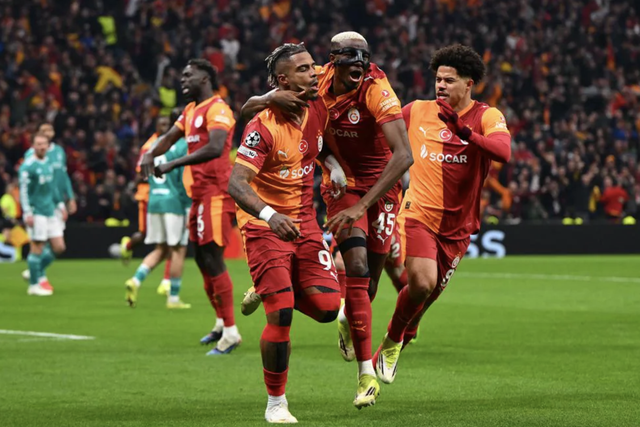 Liverpool lại thua sốc ở Thổ Nhĩ Kỳ, Galatasaray bay bổng với "Super Mario" - Ảnh 1.