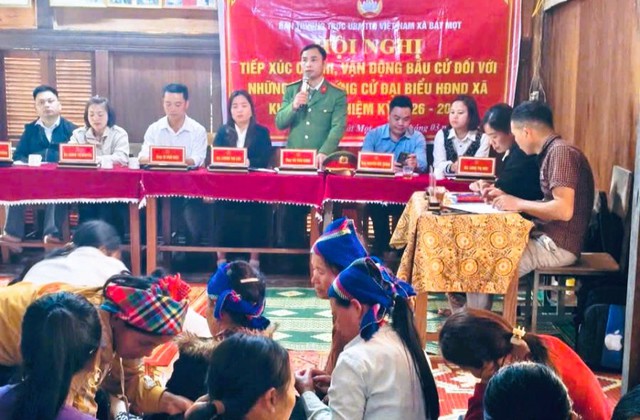 Công an "tới từng nhà, ra từng tàu thuyền" tuyên truyền công tác bầu cử - Ảnh 2.