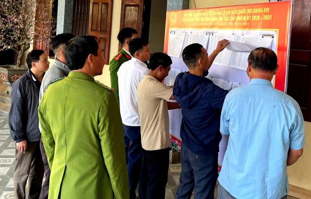 Công an "tới từng nhà, ra từng tàu thuyền" tuyên truyền công tác bầu cử - Ảnh 3.