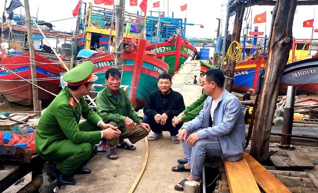 Công an "tới từng nhà, ra từng tàu thuyền" tuyên truyền công tác bầu cử - Ảnh 1.