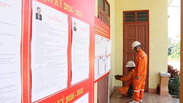 Công nhân điện lực vượt sông bảo đảm điện cho điểm bầu cử vùng sâu ở Quảng Trị - Ảnh 4. Công nhân điện lực vượt sông bảo đảm điện cho điểm bầu cử vùng sâu ở Quảng Trị - Ảnh 4.