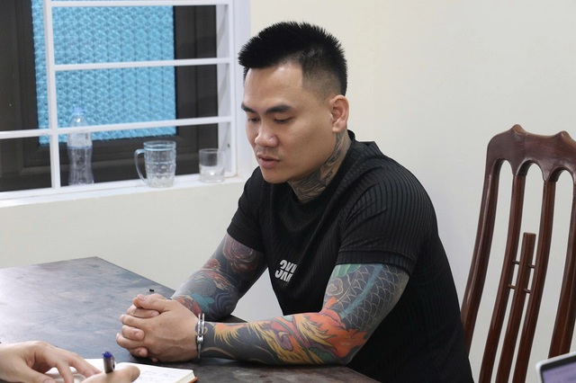 Chân dung kẻ cầm dao đi bộ trên phố rồi bất ngờ xông vào quán cà phê chém người - Ảnh 1.