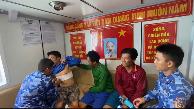 Tàu cá bốc cháy trên vùng biển Tây Nam - Ảnh 1.