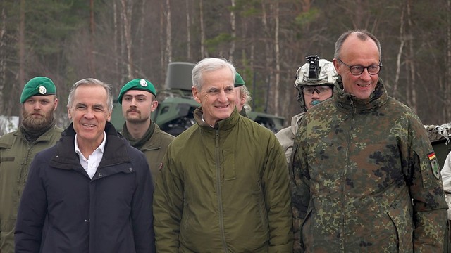 NATO, Ukraine bất an với quyết định của Mỹ về dầu Nga - Ảnh 1.
