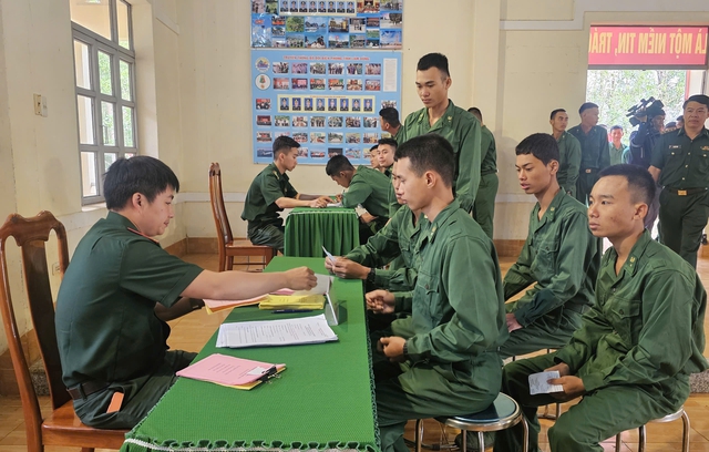 Chiến sĩ Bi&ecirc;n ph&ograve;ng bỏ phiếu bầu cử sớm ở L&acirc;m Đồng - Ảnh 3.