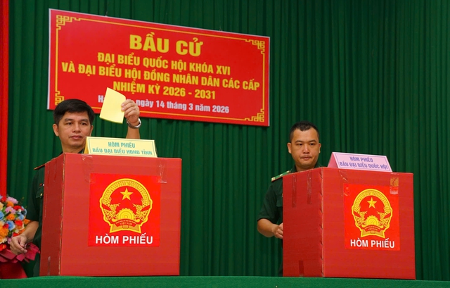 Chiến sĩ Bi&ecirc;n ph&ograve;ng bỏ phiếu bầu cử sớm ở L&acirc;m Đồng - Ảnh 4.