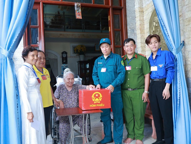 CLIP: Rộn ràng ngày bầu cử tại Cần Thơ, Vĩnh Long, An Giang, Tây Ninh - Ảnh 10.