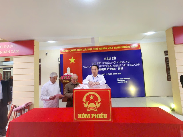Tổng Bí thư Tô Lâm bỏ phiếu tại phường Ba Đình - Ảnh 2.