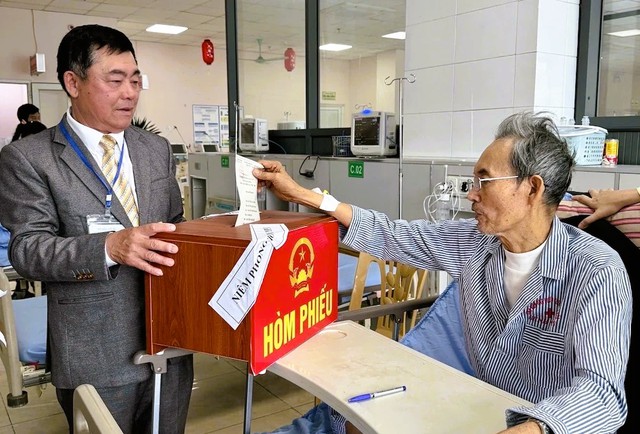Tổng Bí thư Tô Lâm bỏ phiếu tại phường Ba Đình - Ảnh 2.