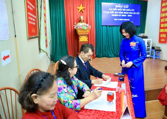 Tổng Bí thư Tô Lâm bỏ phiếu tại phường Ba Đình - Ảnh 2.