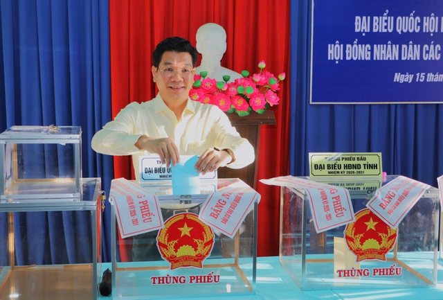 CLIP: Rộn ràng ngày bầu cử tại Cần Thơ, Vĩnh Long, An Giang, Tây Ninh - Ảnh 33.