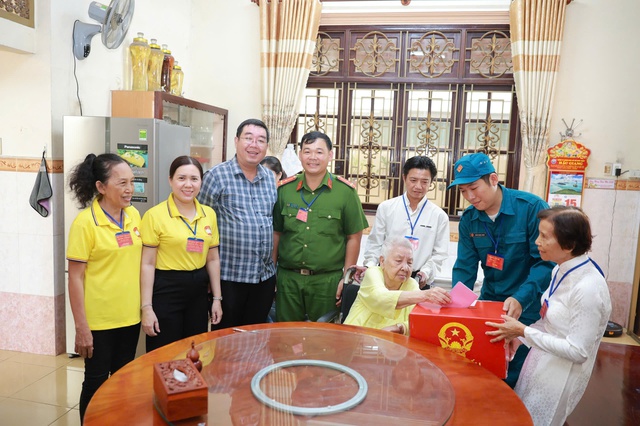 CLIP: Rộn ràng ngày bầu cử tại Cần Thơ, Vĩnh Long, An Giang, Tây Ninh - Ảnh 11.