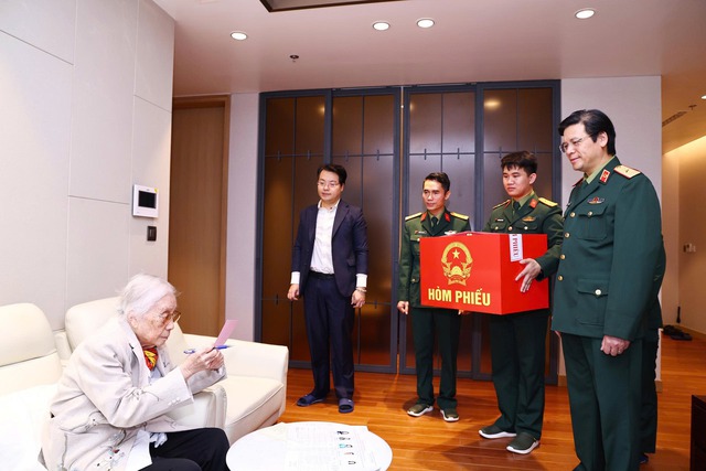 Nguyên Phó chủ tịch nước Nguyễn Thị bình bầu cử đại biểu Quốc hội 2026 tại Hà Nội - Ảnh 2.