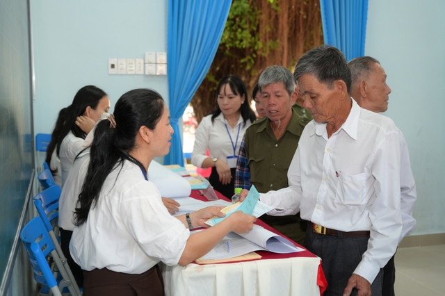 CLIP: Rộn ràng ngày bầu cử tại Cần Thơ, Vĩnh Long, An Giang, Tây Ninh - Ảnh 44.