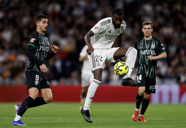 Arda Guler lập siêu phẩm ở Bernabeu, Real Madrid đại thắng Elche - Ảnh 1.